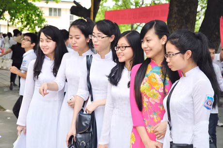 Cô trò xinh tươi ngày ngày chia xa.