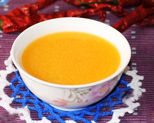 Mẹ chớ dại cho bé ăn cháo trứng khi chưa đầy một tuổi (hình minh họa)