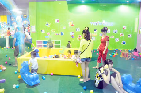 Trẻ em thích thú với các trò chơi tại Marina Plaza.