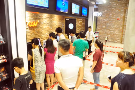 Nhiều người phản xếp hàng mới mua được vé xem phim.
