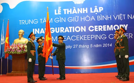 Đại tướng Phùng Quang Thanh đã trao Quân kỳ Quyết thắng cho Trung tâm gìn giữ hòa bình Việt Nam.