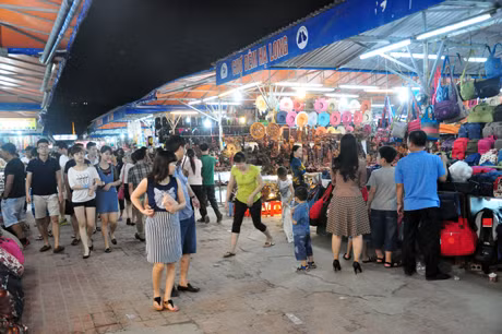 Chợ đêm Hạ Long thu hút hàng nghìn lượt khách đến tham quan mua sắm mỗi ngày.
