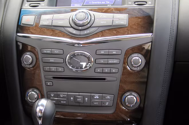 QX80 sử dụng hệ thống kiểm soát nhiệt độ hai vùng độc lập với chức năng ghế ngồi sưởi/thông hơi.