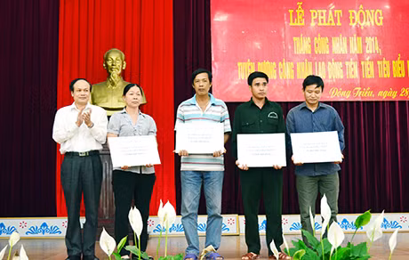 Lãnh đạo LĐLĐ tỉnh trao hỗ trợ Quỹ Mái ấm Công đoàn cho CNLĐ nghèo huyện Đông Triều nhân dịp Tháng Công nhân năm 2014.