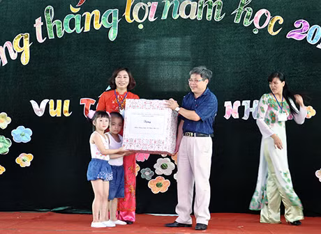 Lãnh đạo Sở LĐ-TB&XH tăng quà 1-6 của tỉnh cho học sinh tại trường Mầm non Việt Hưng, phường Việt Hưng (TP Hạ Long)