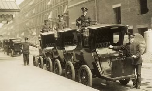 Vào năm 1899, tốc độ tối đa là 13 km/h.