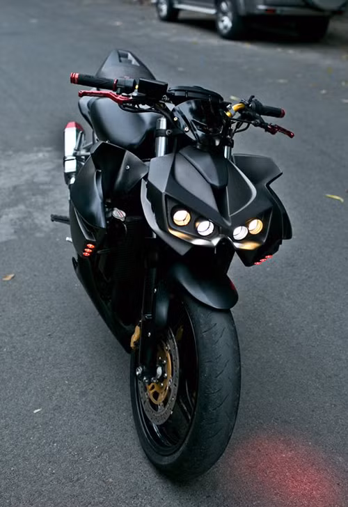 Nguyên bộ tay lái dòng nakedbike đồ chơi được thay thế cho tay lái thấp, góc hẹp của chiếc sportbike ban đầu. Phần đầu trước là điểm đáng chú ý nhất của chiếc xế độ với 4 đèn pha LED siêu sáng.