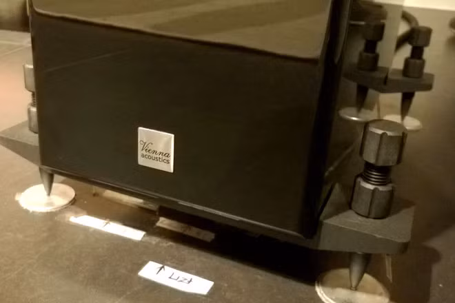 Một thiết kế khác được đánh giá cao của Liszt là hệ thống chân đế giúp cho việc setup đôi loa được cân bằng, điều khá quan trọng trong khi cân chỉnh dàn âm thanh. Dải trầm được phụ trách bởi 3 củ loa 7 inch màng nhện X3P được bố trí trong 2 khoang chứa riêng biệt mang đến âm bass nhanh, mạnh mẽ nhưng vẫn giữ được độ mềm mại.