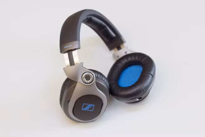 Sản phẩm được Sennheiser giới thiệu với khả năng hoạt động bền bỉ, tin cậy nhờ sử dụng vật liệu cao cấp. So với HD7, thiết kế của HD8 không nhiều thay đổi nhưng cho cảm giác chất lượng hoàn thiện tốt hơn. Khớp nối giữa headband và eadcup sử dụng vòng kim loại là nét đặc trưng của HD8.