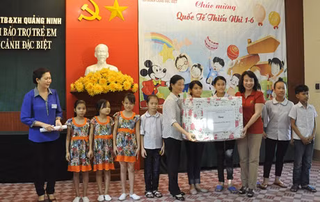 Đồng chí Phó Chủ tịch UBND tỉnh Vũ Thị Thu Thủy tặng quà các cháu thiếu nhi Trung tâm Bảo trợ tr