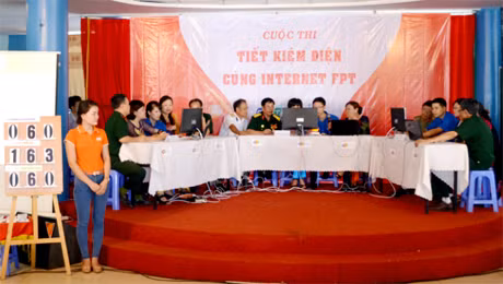 Các đội chơi tham gia phần thi “Đối đầu”.