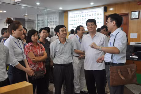 Đồng chí Thứ trưởng Bộ Nội vụ cùng đoàn công tác tham quan hoạt động của Trung tâm hành chính công tỉnh. 