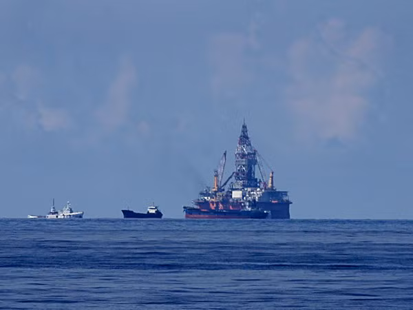 Tàu Trung Quốc bảo vệ giàn khoan trái phép, xâm phạm vùng đặc quyền kinh tế của Việt Nam (Ảnh: Sơn Bách/Vietnam+)
