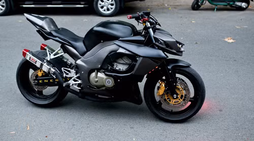 CBR600F4i được Honda sản xuất từ 2001-2006, bản nakedbike tại Sài Gòn được LeeAT Shop lấy cảm hứng từ Kawasaki Z1000 với tên gọi Dark Steel Warrior - chiến binh thép bóng đêm.