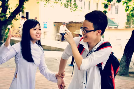 Phút đùa nghịch với bạn bè thân.