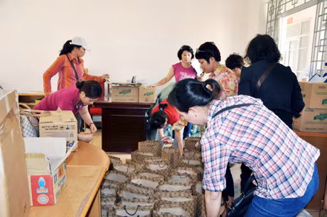 Các thành viên trong đoàn đang chuẩn bị quà tặng...