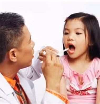 Khi trẻ mắc bệnh viêm họng, cần đưa trẻ đến cơ sở y tế để được khám và điều trị.