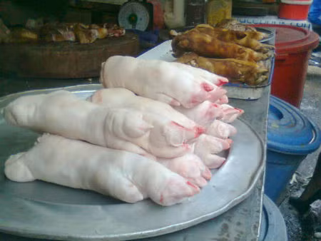 Móng giò trắng bất thường được bán ngoài chợ