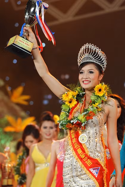 Hơn 2 năm sau khi đăng quang Hoa hậu các dân tộc 2011, Triệu Thị Hà gây xôn xao dư luận khi viết đơn xin trả vương miện.
