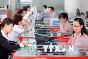 Giao dịch tại ngân hàng. (Nguồn: TTXVN).