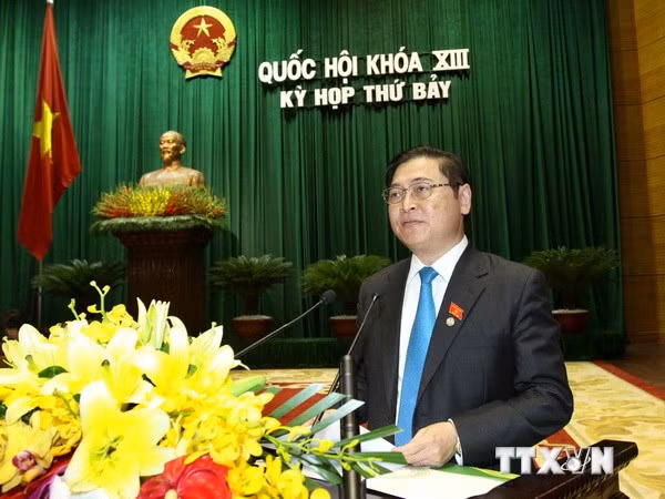 Chủ nhiệm Ủy ban khoa học, công nghệ và môi trường của Quốc hội Phan Xuân Dũng trình bày Báo cáo về Luật Giao thông đường thủy nội địa. (Ảnh: Nguyễn Dân/TTXVN)
