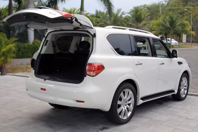 Infiniti có ba hàng ghế. Hàng ghế thứ hai với thiết kế 2 ghế ngồi độc lập.