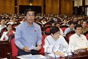 Đại biểu Quốc hội tỉnh Tiền Giang Trần Văn Tấn phát biểu ý kiến tại kỳ họp ngày 21/5. (Ảnh: Nguyễn Dân/TTXVN)