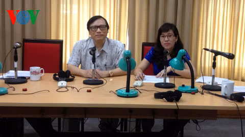 BTV Hương Lan và PGS, TS Luật sư Nguyễn Bá Diến tại phòng thu trực tiếp của Đài TNVN