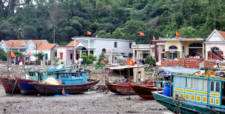 Đời sống người dân khá lên nhờ đánh bắt thuỷ sản, xã đảo Thắng Lợi ngày càng có thêm nhiều ngôi nhà khang trang mọc lên.