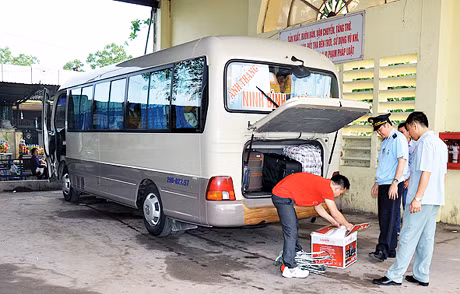 CBCC Trạm KSLH KM15 - Bến tàu Dân Tiến kiểm tra các phương tiện, nhằm phát hiện kịp thời các vi phạm trong hoạt động thương mại.