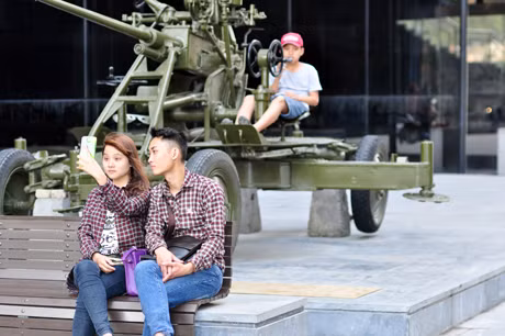 Đôi bạn trẻ chụp ảnh kỷ niệm.