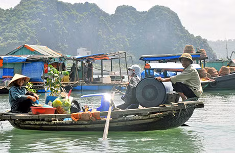 Gia đình ông Nguyễn Văn Tâm chuyển đồ đạc về nhà mới ở khu tái định cư phường Hà Phong.