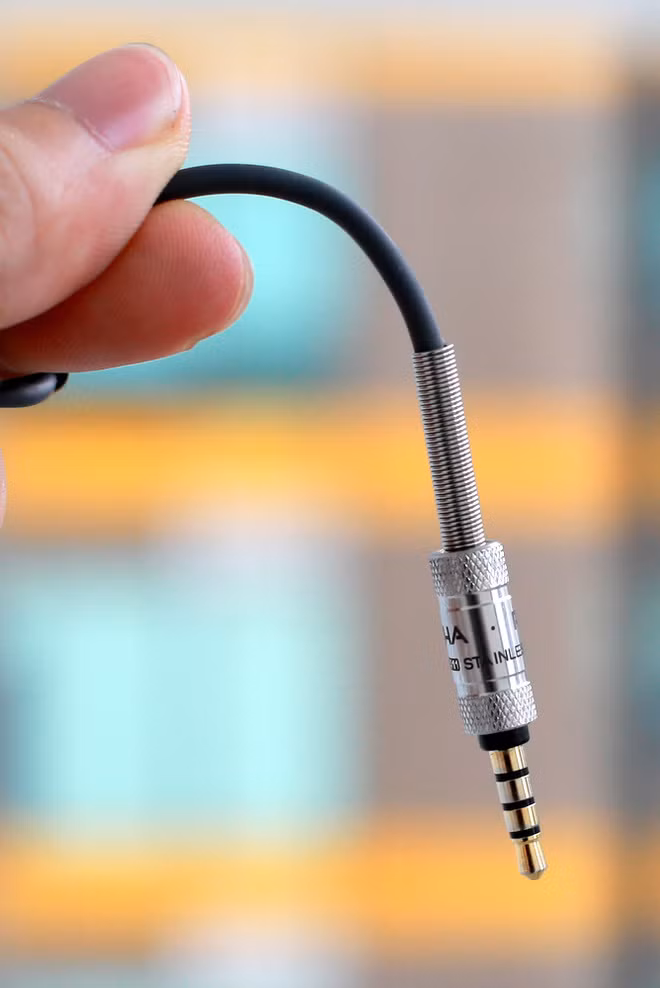 Các chi tiết khác trên tai nghe được thiết kế chau chuốt và rất tỉ mỉ. Phần giắc nối 3,5 mm với đầu bọc lớn và cẩn thận, có lò xò chống đứt ngầm.