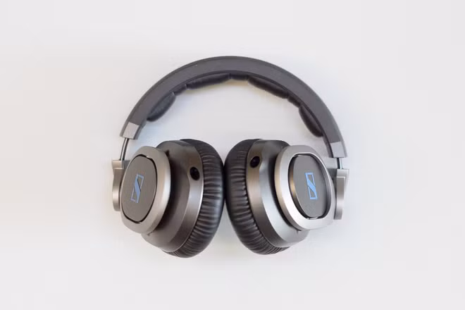 Hướng tới khách hàng chuyên nghiệp, HD8 thiết kế tai nghe có thể xoay 210 độ, hai đường vào phù hợp cho các nhà sản xuất âm nhạc với trở kháng 95 Ohm tối ưu cho các thiết bị DJ. Sản phẩm có thể gập gọn để cất trong hộp, dễ dàng mang theo.