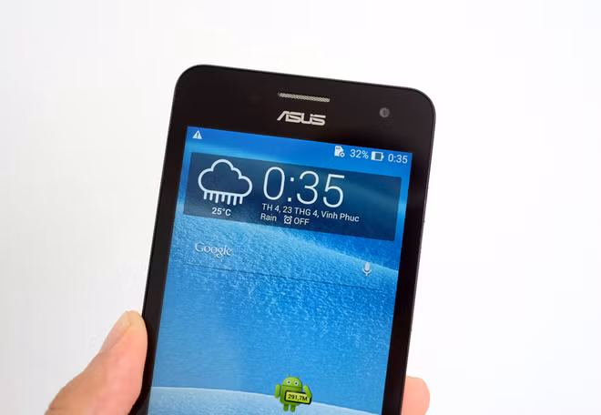 So với các mẫu máy 5 inch khác, kích thước tổng thể của ZenFone 5 lớn hơn một chút. Màn hình máy có độ phân giải HD, hỗ trợ cảm ứng bút và găng tay giống như một số di động thông minh của Nokia. Máy cầm khá nhẹ so với cảm giác khi chỉ nhìn qua ảnh. Tuy nhiên, thiết kế giúp máy dễ cầm trên tay và chắc chắn.