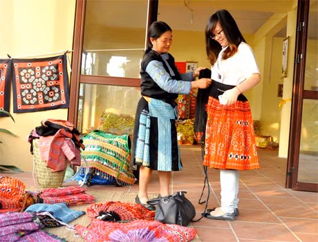Du khách tham quan, tìm hiểu tại các gian trưng bày sản phẩm làng nghề truyền thống.