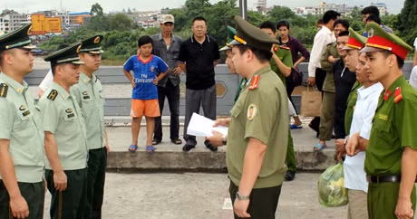  Cơ quan chức năng bàn giao đối tượng Thắng (mặc áo trắng) cho Cục Công an Đông Hưng, Quảng Tây, Trung Quốc