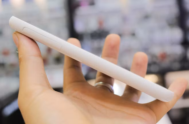 Cạnh trái là có khe cắm sim và thẻ nhớ.