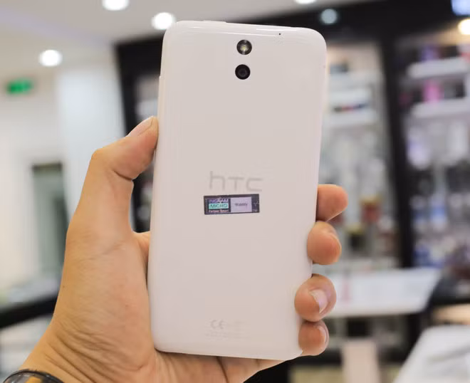 Nắp lưng bằng nhựa bóng với camera 8 megapixel cùng đèn flash.