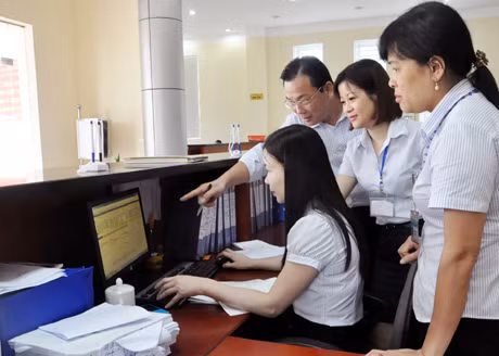 Cán bộ phòng Kế toán Nhà nước KBNN tỉnh trao đổi nghiệp vụ. Ảnh: Hồng Nhung