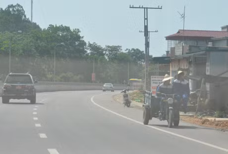Xe tự chế trở người và đi ngược chiều (ảnh chụp tại phường Đại Yên, TP Hạ Long)