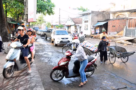 Nhiều phương tiện phải trèo lên vỉa hè.