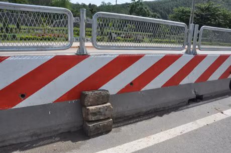 Thậm chí có đoạn người dân còn xếp gạch để làm bậc thang chèo qua rào