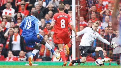 Gerrard bất lực nhìn Ba (trái) đưa bóng vào lưới nhà là một trong những khoảnh khắc quyết định của mùa giải