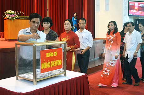 Các đại biểu, giáo viên, học sinh quyên góp ủng hộ hướng về biển đảo quê hương