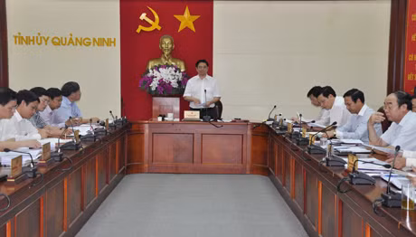 Đồng chí Phạm Minh Chính, Ủy viên Trung ương Đảng, Bí thư Tỉnh ủy tặng quà lưu niệm cho đồng chí