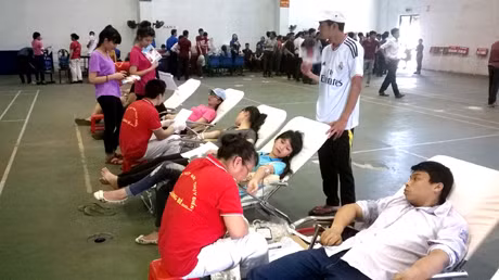 Đông đảo đoàn viên, thanh niên tham gia hiến máu.