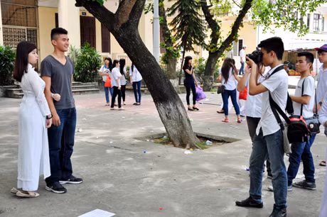 Hồn nhiên xinh tươi, chụp ảnh kỷ niệm.