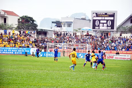 TQN (áo sẫm màu) sẽ quyết tâm vượt qua Becamex.Bình Dương ở vòng 17 V-League.