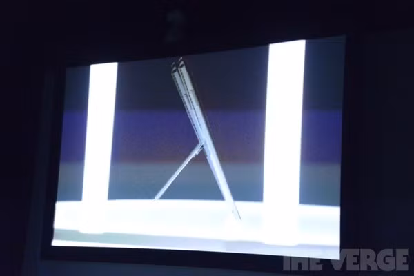 Chân đế có khả năng quay góc quay 150 độ để người dùng sử dụng bút vẽ với Surface Pro 3.